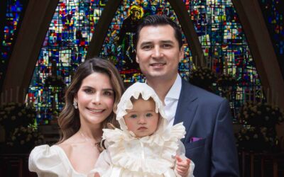 ¿Cómo Elegir el Outfit Ideal para Bautizo? Guía para Mamá, Papá y Bebé (Tendencias 2025)